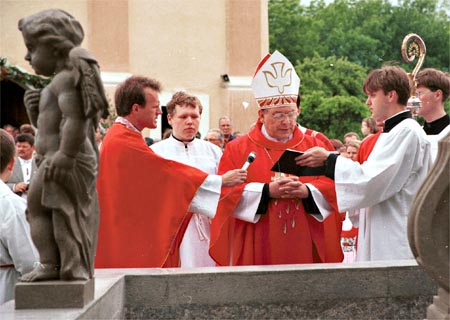 Wiedereinweihung der Mariensäule durch Bischof  Balaz